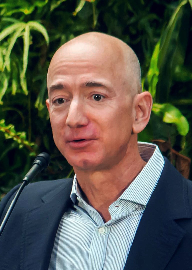 Jeff Bezos By Seattle City Council from Seattle - https://www.flickr.com/photos/seattlecitycouncil/39074799225/, CC BY 2.0, https://commons.wikimedia.org/w/index.php?curid=68400532